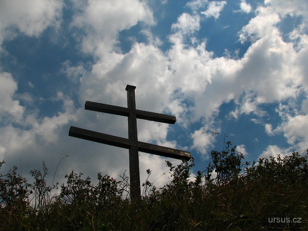 37.JPG - Kříž pod vrcholem Strážova...