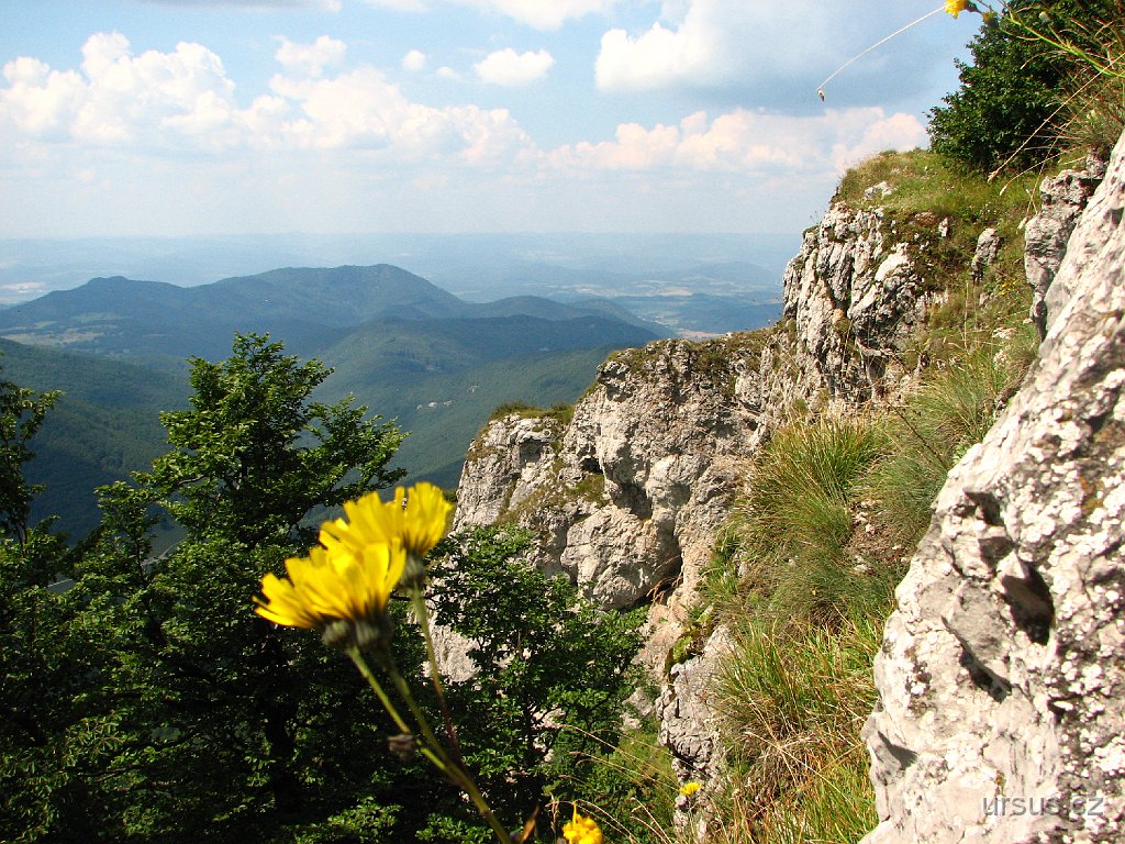 40.JPG - Typický pohled ze Strážovských vrchů. Ještě pořád se tady nechcete vypravit ?