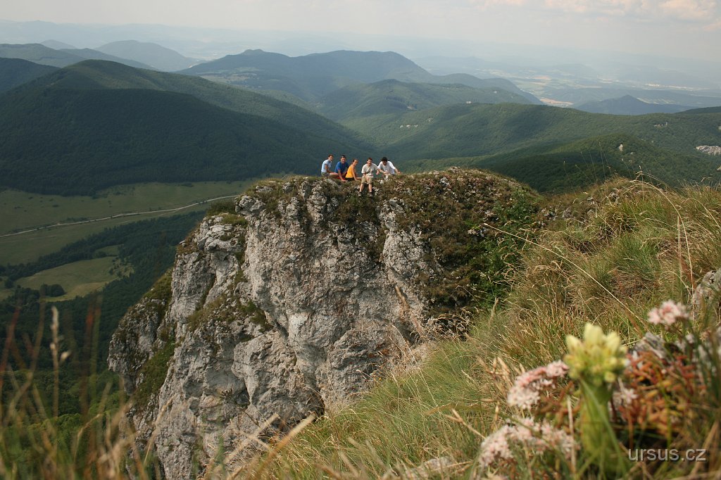 45.JPG - Nechybělo samozřejmě ani naše vrcholové foto... A že nás dobře nevidíte? Vždyť ty hory v pozadí jsou přece taky krásné, ne?