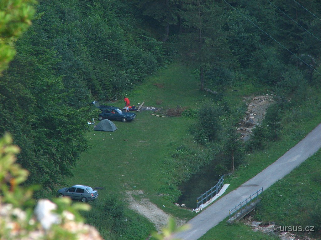 58.JPG - Místní tábořiště se rozkládá u potoka Pružinka - travnatá plošinka, ohniště, čistý potok a také nově - luxusní koupání u mostku. Co si přát více?