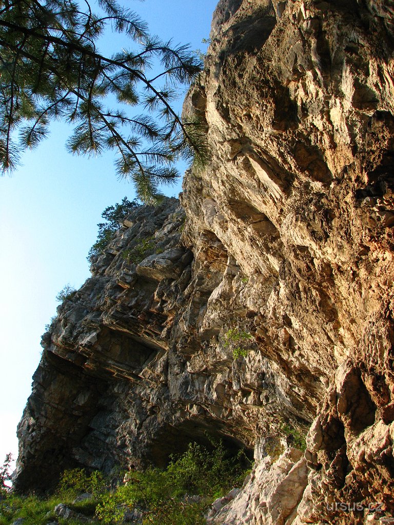 59.jpg - Skalní stěny jsou zde místy dosti převislé a zapadající slunce je barví do úžasných odstínů...