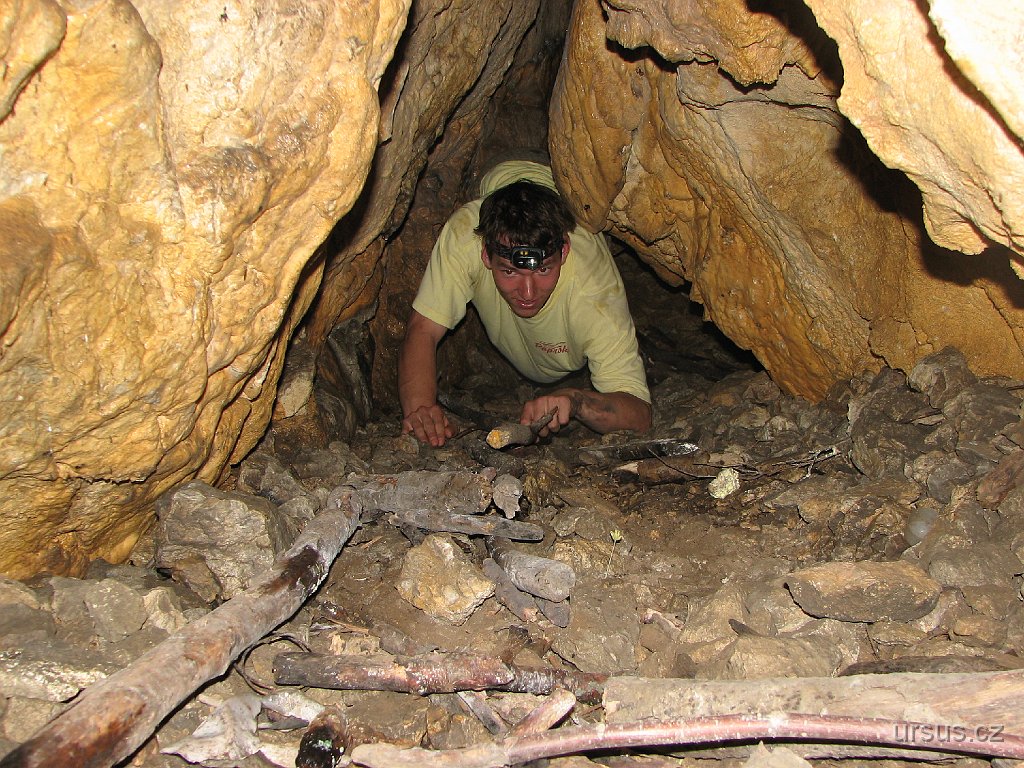 60.JPG - Našli jsme i malou jeskyni a Vašek ji samozřejmě musel celou prozkoumat !