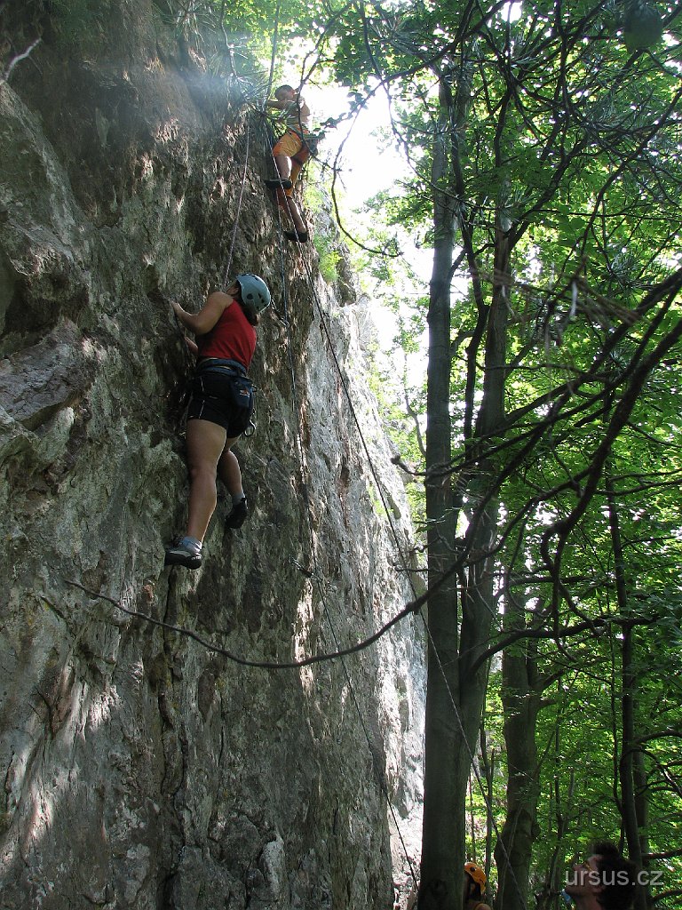 69.jpg - Poslední den bylo v plánu lezení na dolních skalách, které jsou po celý den ve stínu. Markéta právě bojuje v místní šestce...