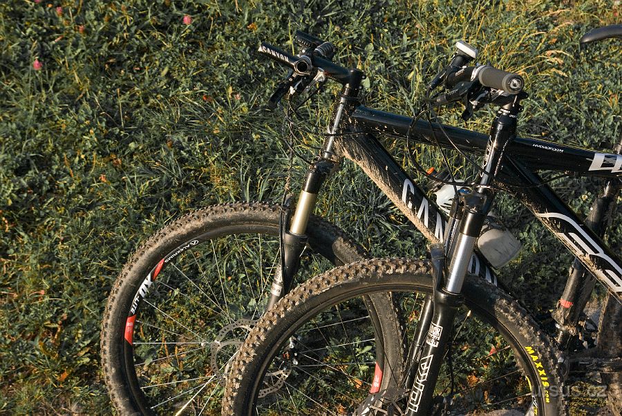 IMGP9808.jpg - Naše bajky měly taky důvod ke spokojenosti. 80km bez defektu a nehody. Ze Soláně jsme pak zfrčeli do Vigantic a já jsem pak v šeru podvečera dojechal do Valmezu.