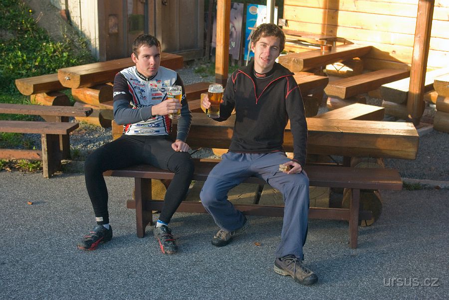 IMGP9813.jpg - Přestože se na téhle fotce tváříme jako dva kakabusi, důvody k naší spokojenosti byly hned 2! Radost z krásného podzimního výletu a pocit dobře vychlazeného pivka v ruce:-)