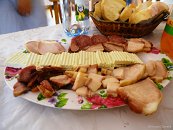 Zuzka s Husem se vydali vesnicí shánět odvoz a cestou narazili na oslavu narozenin. Díky pohostinnosti místních jsme byli přizváni, nakrmeni a napojeni.