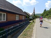 Při návštěvě oršovského supermarketu jsme ve frontě u pokladny potkali místní Čechy, kteří nám sehnali odvoz do nejbližší české vesnice, Eibentálu (Tisového údolí). Po místních ne vždy kvalitních cestách jsme po zhruba padesáti kilometrech jízdy nakonec zdárně dorazili do cíle.