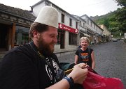 Pro Gjirokastru je typická hučka, podobná tureckým fezům, vyrobená z plstěné ovčí vlny. A taky tradiční hrdelní zpěvy albánských horalů.