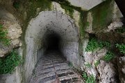 Pod pevností vede několik set metrů dlouhý tunel. Když jsme ho procházeli (v domění, že je pro pěší), byli jsme vytlačení protijedoucím autem- jak jinak, než starým Mercedesem.