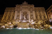Naopak nádherným dílem je bezesporu Fontana di Trevi, která je se svou výškou 25,9 m a šířkou 19,8 m je také největší římskou fontánou. Toto úžasné umělecké dílo zdobené barokním mramorovým sousoším patří k nejznámějším symbolům Říma.
