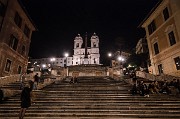 Krátce po třetí hodině navštěvujeme Španělské schody - největší a nejstarší schodiště svého druhu v Evropě. Španělské schody jsou místem romantických dostaveníček a tak nebylo divu, že i v tuto pokročilou noční hodinu zde nebylo zcela vymeteno.