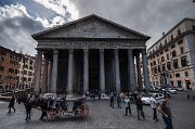 Pantheon patří k nejvýznamnějším a nejzachovalejším antickým chrámům. Byl zasvěcen všem bohům, později byl katolizován a zasvěcen Panně Marii mučedníků.