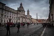 Pár kroků dál se nachází nejslavnější římské náměstí Piazza Navona. Dříve tu byl Domiciánův antický stadion a nynější budovy dodnes kopírují jeho tvar.