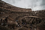 Koloseum bylo užíváno ke gladiátorským zápasům a často krvavým veřejným podívaným. Deštivé počasí ještě více podtrhuje ponurou minulost místa.