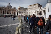 ...abychom si o chvíli později mohli stoupnout do fronty na Vatikánském náměstí, která vede do útrob baziliky svatého Petra.