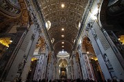 Bazilika svatého Petra (Basilica di San Pietro in Vaticano) stojí na posvátném místě, kde byl ukřižován a pohřben apoštol Petr a je dílem mnoha významných architektů, z nichž každý něco přidal, odstranil nebo změnil. Proto popsat interiér Baziliky by bylo opravdu nadlouho.