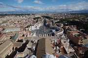 A nahoře? Podívaná pro bohy! Pod námi Berniniho Vatikánské náměstí a Řím jak na dlani.