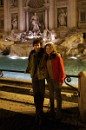 Je zvykem, že lidé hází do fontány mince – prý aby se jim splnilo přání a také, aby se zase někdy do Říma vrátili. Částka, kterou takto turisté do fontány nahází, je opravdu veliká, každý den prý přibude přibližně 3000 EUR! My jsme si také hodili, ale potápět na dno pro značný obnos se nám nechtělo :)