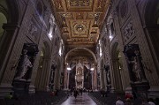Interiér chrámu je skvostný. Pětilodní bazilika s obřími mramorovými sochami, zdobeným baldachýnem a nádherným zlatým stropem.