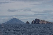 ...až k dominatnímu "majáku" Tyrhénského moře - 930 metrů vysoké pyramidě ostrova Stromboli.