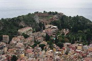 Další zastávka je na sicilské riviéře na východním pobřeží ve městě Taormina. Ze zdejšího velkého amfiteátru Teatro Greco je za pěkného počasí vidět Etna. To bohužel ten den nepanovalo a tak jsme poměrně mastný vstup do řeckého divadla oželeli a vyfotili jsme jej z blízkého kopce.