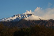 Nejvyšší evropská činná sopka Etna (3 350 m n.m.) se před námi tyčí v celé své kráse. Mohutnější je už jen sopka Pico de Teide (3 718 m) na Kanárských ostrovech, ale ta není aktivní.