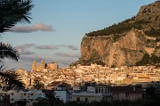 U moře, pod skálou La Rocca stojí na krásném místě městečko Cefalú. Nejvýraznější stavbou města je normanský Dóm, vystavěný králem Rogerem II.