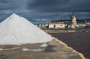 Město Trapani je známé - kromě rybářství a letiště - také rozlehlými slanisky, kde se těží mořská sůl.