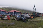 První noc a den trávíme v hlavním městě Longyearbyenu. &#34;Longýr&#34;, jak jsme jej familierně označovali, na nás za sychravého počasí nepůsobil příliš malebně - všude samé sněžné skútry a pozůstatky po těžbě uhlí. Až na zpáteční cestě jsme se měli přesvědčit o tom, jak malebné městečko to je.