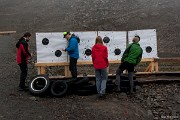 Těžko na cvičišti, lehko na bojišti. Střelbu jsme cvičili z leže a z pokleku, naučili jsme se tzv. &#34;half-load&#34; a to vše za vydatného komandování našeho instruktora. Výsledky byly slušné :) : Svalbard, hory, ledovce, moře, Špicberky