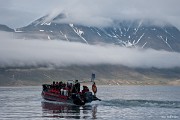 Dopravu do 65 km vzdálené zátoky Petuniabukta, kde je naše základna-výzkumná stanice, zajišťuje místní logistická společnost Spitsbergen Travel. : Svalbard, hory, ledovce, moře, Špicberky