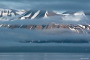 Ale co to? Jako opona na divadelní scéně se náhle začínají mraky trhat. : Svalbard, hory, ledovce, moře, Špicberky