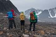 Cesta však vede obtížným terénem přes kamenité ledovcové morény... : Svalbard, hory, ledovce, moře, Špicberky