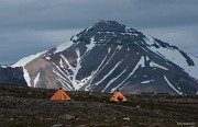 Největší egyptská pyramida dala zase název této hoře - Cheopsenfjellet (959 m).