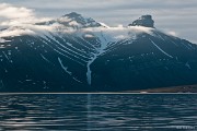 Hora ve tvaru tak podobném staroegyptské památce, že si vysloužila jméno Sfinxen (780 m). : Svalbard, hory, ledovce, moře, Špicberky