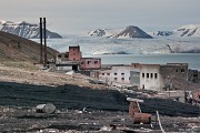 Opouštíme tohle absurdní ale silné místo, kde pomíjivost malicherných lidských děl je v ostrém kontrastu s nadčasovou vznešeností přírody. : Svalbard, hory, ledovce, moře, Špicberky