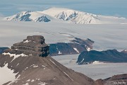 V dálce 60 km (nezdá se, co?) se vypíná nejvyšší bod celého souostroví - vrchol Newtontoppen (1 712 m n.m.). : Svalbard, hory, ledovce, moře, Špicberky