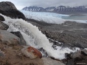 Ani pohled na Nordenskiold shora nedokáže vytvořit přesnou představu o mohutnosti tohoto ledovce, který se narozdíl od svých menších kolegů nezmenšuje. Akumulační oblast Lomonosovy ledovcové čapky se totiž nachází ve vyšších nadmořských výškách, kde více mrzne a sněží a ledovec má tak dostatek materiálu pro svůj růst.