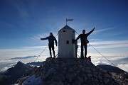 A tak konečně stojíme na vysněném vrcholu Triglavu (2 864 m n.m.), který o 200 metrů převyšuje všechny okolní štíty.