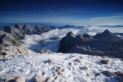 Pohled na sever nabízí impozantní pohled do údolí Vrata a vlevo od něj na skupinu druhého nejvyššího vrcholu Julských Alp - Škrlatice (2 740 m).