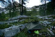 Já jdu ještě dál - kousek od jezírka, stranou zvídavým očím, rozkládám svou bivakovací plachtu a tvořím si pelech. Tím samozřejmě nenabádáme ke spánku v národním parku, neboť takovýto špás může vyjít dosti draho :)