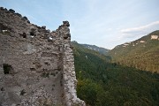 Začátku doliny vévodí zřícenina Blatnického hradu ze 13. století. : Domi, Slovensko, Velká Fatra