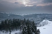 My však máme pošmourno a tak nedohlédneme ani k Vizovicím. Proto je třeba zaměřit se na objekty blízké. : Beskydy, Valašsko, Vartovna, Vsacko, zima