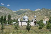 Blížíme se do Karakolu a všímáme si skromných mešit, které lemují cestu a nezřídka připomínají naše kostelíky. Muslimů je v Kyrgyzstánu 75%. Islám je zde mírný, takže náboženské perzekuce nečekejte :)
