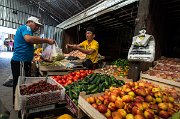 Na bazaru se dá nalézt téměř vše - zelenina, ovoce...před požitím však nutno důkladně opláchnout.