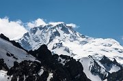 ...a o kousek vedle mohutná Pik Karakol (5 250 m), ne nepodobná nejvyšší hoře Kyrgyzstánu - Pik Pobedy (Štít vítězství, 7 439 m).
