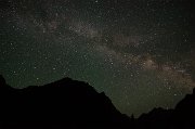 Ještě úžasnější je však pohled na noční hvězdnou oblohu. Světelný smog zde téměř neexistuje a tak není problém vidět dlouhý pás Mléčné dráhy, kterak se vine oblohou.