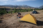 Po dlouhé cestě autem přijíždíme do oblasti Kyrgyzského Alatau. Je pozdě večer a tak improvizovaně spíme na louce poblíž vesnice Kaška-su. Po ránu se maršrutkou a taxikem dostáváme až do výchozího bodu - k hotelu Ala-Archa.