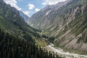 Národní park Ala-Archa leží 40 km jižně od hlavního města Biškeku. Nachází se v masivu Kyrgyzského Alatau, jehož vrcholy šplhají téměř do výše 5000 m n. m. Byl založen v roce 1976 a je cílem horolezců, lyžařů, turistů i víkendových "piknikářů".