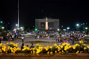 Hlavní náměstí Ala-Too se také hemží nočním životem. Bylo vystaveno v roce 1984 k 60. výročí připojení Kyrgyzstánu k SSSR. V březnu 2005 bylo náměstí dějištěm protivládních protestů Tulipánové revoluce, která vyústila ve svržení prezidenta Askara Akayeva. Shromáždilo se zde na 15 000 lidí.
